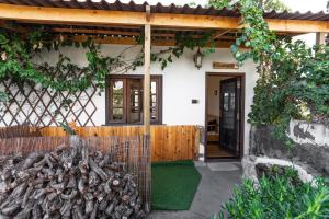 a house with a fence with a bunch of fish at Los Conejos in Santa Cruz de Tenerife