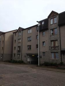 un edificio de apartamentos en una calle con aparcamiento en Granite Getaways - Union Skyview en Aberdeen