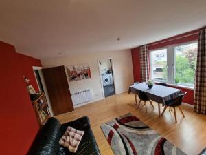 een woonkamer met een tafel en een bank bij Granite Getaways - Union Skyview in Aberdeen