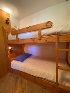 a couple of bunk beds in a room at Encia's Home Dolomiti in Castello di Fiemme