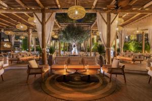 um átrio de um resort com mesas e cadeiras em Sofitel Dubai Palm Apartments no Dubai