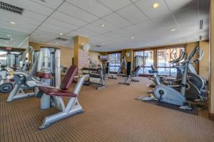 un gimnasio con varias bicicletas estáticas y máquinas de correr en First Tracks 3203, en Steamboat Springs