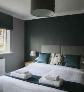 ein Schlafzimmer mit einem großen Bett mit Handtüchern darauf in der Unterkunft Walshford Lodge in Cowthorpe