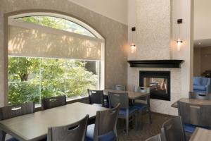 Posezení v ubytování Days Inn & Suites by Wyndham Brandon