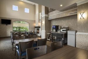 Kuchyň nebo kuchyňský kout v ubytování Days Inn & Suites by Wyndham Brandon