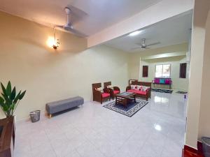 un grand salon avec des canapés et un canapé dans l'établissement AHZA MY HOMESTAY KEMAMAN, à Cukai