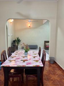 - une table à manger avec un chiffon de table dans l'établissement AHZA MY HOMESTAY KEMAMAN, à Cukai