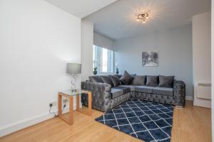sala de estar con sofá y mesa en Tiramisu House - Luxury 2 Bed Apartment in Aberdeen Centre, en Aberdeen