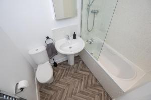 uma casa de banho com um lavatório, um WC e um chuveiro em Tiramisu House - Luxury 2 Bed Apartment in Aberdeen Centre em Aberdeen