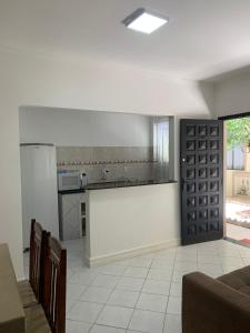 een keuken met een tafel en een aanrechtblad bij Pousada Bravo in Balneário Camboriú