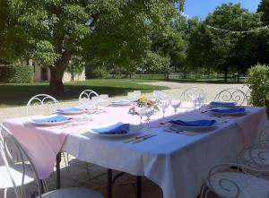 a table with a white table cloth and wine glasses at Le Domaine de Toussacq in Villenauxe-la-Petite +22 photos