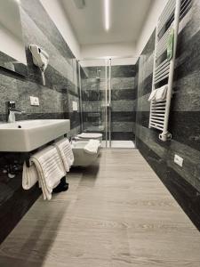 San Sebastiano的住宿－B&B L'Aigual，一间带水槽和卫生间的浴室