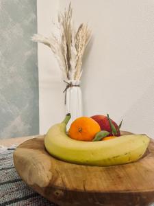 un plátano y algo de fruta en una tabla de cortar de madera en B&B L'Aigual, en San Sebastiano