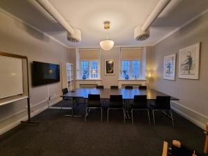 ピーテオにあるFurunäset Hotell & Konferensの大きなテーブルと椅子付きの会議室を利用できます。