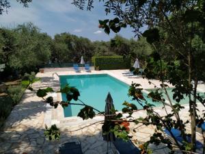 una piscina in una villa con giardino di Villa Stefanos Apartments by Hotelius a Glyfa