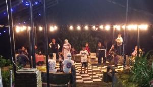 un grupo de personas en un escenario por la noche en Villa Borobudur Malino, 