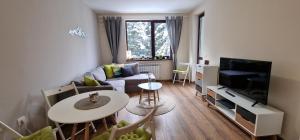 Μια τηλεόραση ή/και κέντρο ψυχαγωγίας στο Pine Tree Apartment / Borovets Gardens