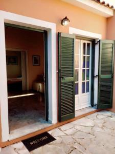 een open deur naar een kamer met een open deur bij Villa Stefanos Apartments by Hotelius in Glyfa