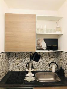 una cocina con fregadero y encimera en Industrial Annarè, en Nápoles