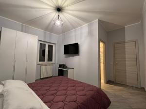 una camera con un letto con una coperta rossa di VillaRussoRoma a Roma