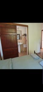 um quarto com uma cama e uma porta de madeira em Aurinia em Saturnia