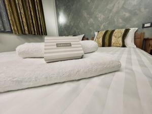 Una cama blanca con una almohada encima. en B&B L'Aigual, en San Sebastiano