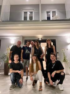 een groep mensen die poseren voor een foto in een kamer bij Hotel Balaton in Riccione