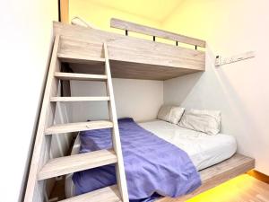 un letto a castello con una scala in una stanza di Concept Suite 05 @ The Wave Residence a Tranquerah