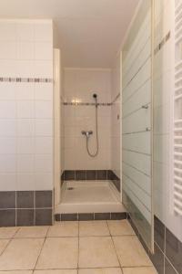 een badkamer met een douche en een bad bij Le cocon d'Aurore 