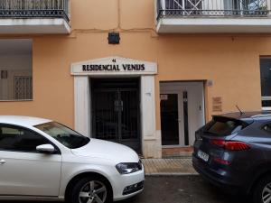 two cars parked in front of a building at VFT LA PAZ II in Baeza