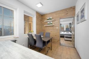 ein Esszimmer mit einem Tisch und Stühlen sowie ein Schlafzimmer in der Unterkunft Apartmá SunGarden Liberec in Liberec