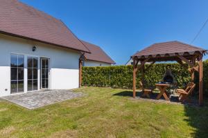 Vonkajšia záhrada v ubytovaní Holiday Houses Alana & Alva with Garden by Noclegi Renters
