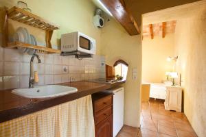 kuchnia ze zlewem i mikrofalówką w obiekcie Finca Son Sureda Agroturismo w Manacorze