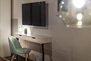 A television and/or entertainment centre at Wine Apartments Florence Ciliegiolo