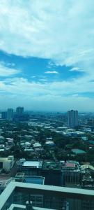 widok na miasto z dachu budynku w obiekcie KL Executive Greenbelt (KLX) w mieście Manila
