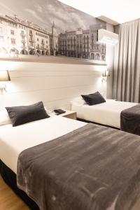 Ένα ή περισσότερα κρεβάτια σε δωμάτιο στο Hotel Can Pamplona