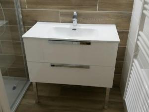 a white sink in a bathroom next to a shower at Appartement Valloire, 2 pièces, 5 personnes - FR-1-263-78 in Valloire