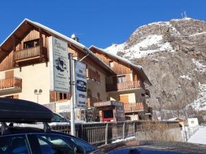a building with a snow covered mountain in the background at Appartement Valloire, 2 pièces, 5 personnes - FR-1-263-78 in Valloire