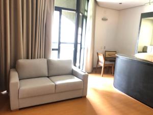 聖保羅的住宿－FLAT-HOTEL Faria Lima Itaim São Paulo, garagem inclusa !，带沙发和平面电视的客厅