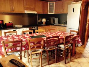 een keuken met een tafel en stoelen en een koelkast bij Appartement Valloire, 4 pièces, 8 personnes - FR-1-263-178 in Valloire