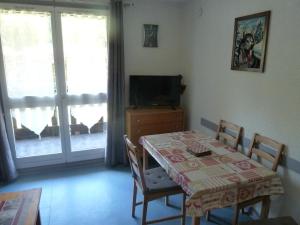 a dining room with a table and chairs and a television at Studio Valloire, 1 pièce, 4 personnes - FR-1-263-14 in Valloire