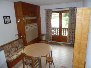 a living room with a table and a couch at Studio Valloire, 1 pièce, 2 personnes - FR-1-263-29 in Valloire