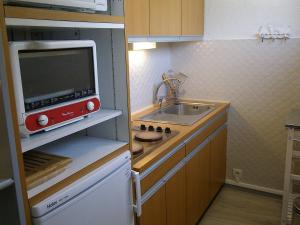 a small kitchen with a sink and a microwave at Studio Valloire, 1 pièce, 4 personnes - FR-1-263-42 in Valloire