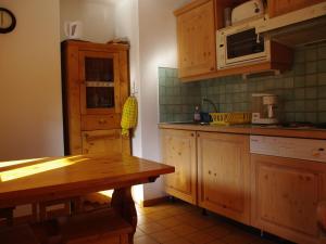 Kuchyň nebo kuchyňský kout v ubytování Charmant studio 3 pers avec balcon, proche télécabine et commerces à Valloire - FR-1-263-54