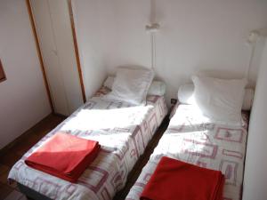 ヴァロワールにあるAppartement Valloire, 3 pièces, 6 personnes - FR-1-263-77のベッド2台が隣同士に設置された部屋です。