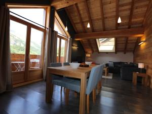 ein Esszimmer mit einem Holztisch und Stühlen in der Unterkunft Appartement Valloire, 3 pièces, 6 personnes - FR-1-263-211 in Valloire