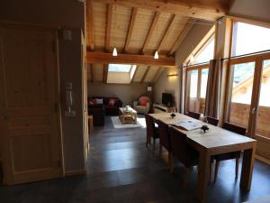 une chambre avec une table et des chaises ainsi qu'un salon dans l'établissement Appartement Valloire, 3 pièces, 6 personnes - FR-1-263-213, à Valloire