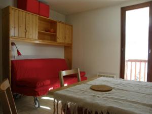 ヴァロワールにあるAppartement Valloire, 2 pièces, 4 personnes - FR-1-263-132のテーブルと赤い椅子が備わるお部屋