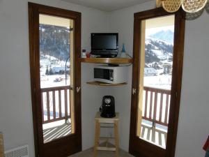 Appartement Valloire, 2 pièces, 4 personnes - FR-1-263-132にあるテレビまたはエンターテインメントセンター