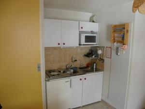 Appartement Valloire, 2 pièces, 4 personnes - FR-1-263-132にあるキッチンまたは簡易キッチン